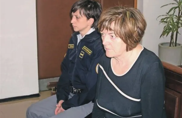 Ker je bila Hilda Tovšak zaradi preiskave o posredovanju tujih delavcev na gradbišču Teša 6 priprta dlje, kot dovoljuje zakon, zdaj od države terja odškodnino, piše Delo