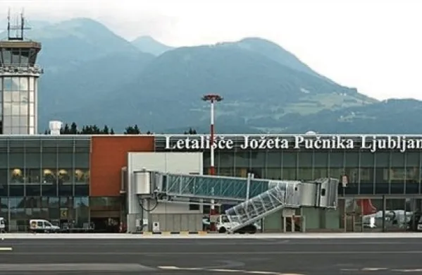 V četrtek nekaj po 6. uri je policija na letališču Jožeta Pučnika obravnavala deset tujcev, ki so nezakonito vstopili v državo, saj so imeli pri sebi ponarejene dokumente