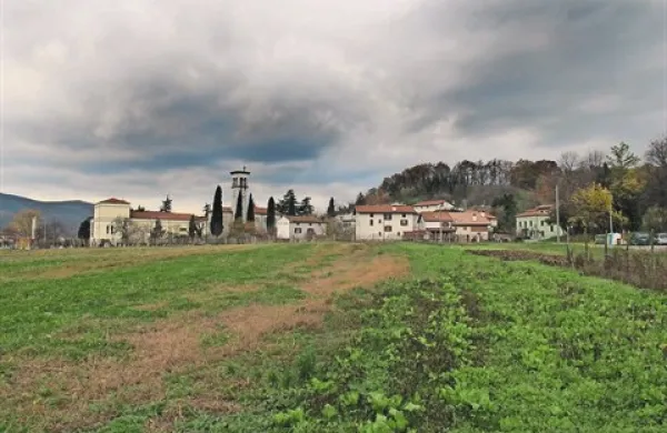 V občinah brez prostorskih načrtov, kakršna je na primer Renče-Vogrsko (na fotografiji zemljišča v Bukovici) prispevka na nepozidana zemljišča sploh niso uvedli 