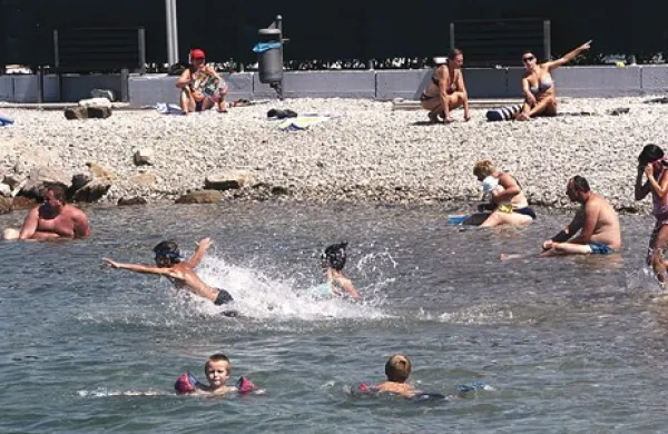 Poletje se je končno začelo, temperatura morja je približno 22 stopinj Celzija