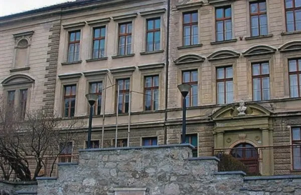 Letošnji maturantje v teh dneh zaključujejo s pisnim delom mature, njihovi vrstniki v Idriji pa so se pred prvimi maturitetnimi izpiti v slovenskem jeziku prvič potili že pred 105 leti