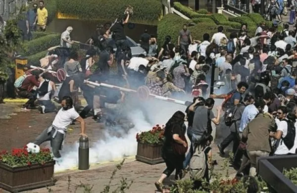 Turška policija je v soboto zvečer z vodnimi topovi in solzivcem s trga Taksim in parka Gezi v Carigradu odstranila vse protestnike
