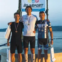 V kategoriji člani 2 v sprint triatlonu so bili najboljši David Pleše (v sredini, tudi najboljši posameznik absolutno), Matej Paradiž (levo) in Matej Benčina (3. mesto)