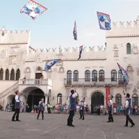 Pretorska palača je bila slikovita kulisa zastavometalcem iz Italije, ki so vabili v Pokrajinski muzej Koper na odprtje  razstave Renesansa 