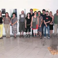 V Izoli se je na skupinski razstavi na treh razstaviščih predstavilo več z ribiškim mestom tako ali drugače povezanih ustvarjalcev. Med njimi je tudi avtor te fotografije. 