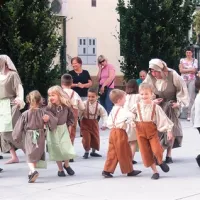 V Tolminskem muzeju so na Poletno muzejsko noč dejavnosti namenili tudi najmlajšim, ki so zaplesali in se predvsem igrali