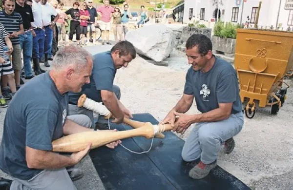 Kleklje so zasukali tudi rudarji. Idrijska ekipa na fotografiji v tej disciplini merjenja rudarskih spretnosti na mednarodnem tekmovanju Berkmadlc očitno ni bila izkušena v tem ženskem opravilu, saj je zasedla zadnje mesto