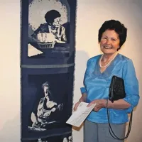 V galeriji portretov, delu domačih fotografov, so dobile mesto največje mojstrice idrijskih čipk. “Čisto prava “firbčna kliklerca” sem,” se je pošalila Fani Gantar.