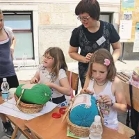 Učenke čipkarske šole, v kateri se klekljanja uči prek 400 deklet in fantov, so prepletale niti pred obiskovalci. Na razstavah pa so predstavile najlepše in najbolj inovativne čipke minulega leta.
