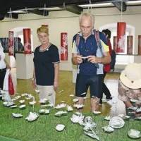 Šopek za deset let, prelepa, natančna stvaritev idrijskih klekljaric in cvetlični lončki najmlajših čipkaric, so izvabljali globoke vzdihe navdušenja