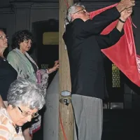 Dolgoletna predsednica društva idrijskih klekljaric Anica Uršič  in profesorica na naravoslovni fakulteti Vera Sešlar sta z dvigom zastave odprli 32. festival idrijske čipke v zahvalo za desetletno sodelovanje. Fakulteta in Idrija  sta se obvezali k