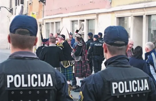 Navijače na evropskem košarkarskem prvenstvu bodo spremljali tudi policisti iz dvanajstih tujih držav, ne le slovenski policisti v uniformah