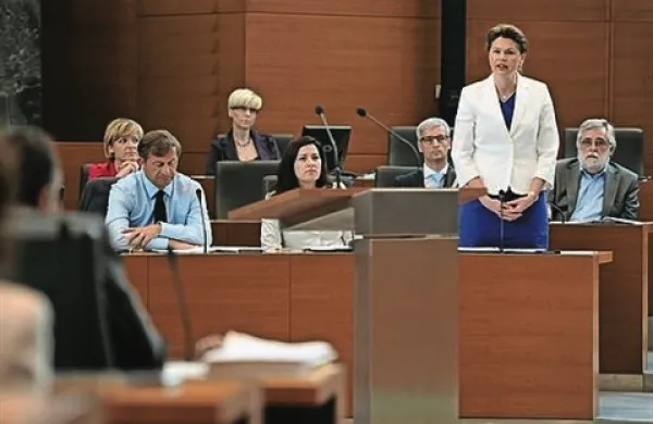Alenka Bratušek je poudarila, da kakršna koli že bo odločitev fakultete “iz mojih ust ne boste slišali, da je šlo za politično zaroto, prav tako pred fakulteto ne bom prižigala sveč.”