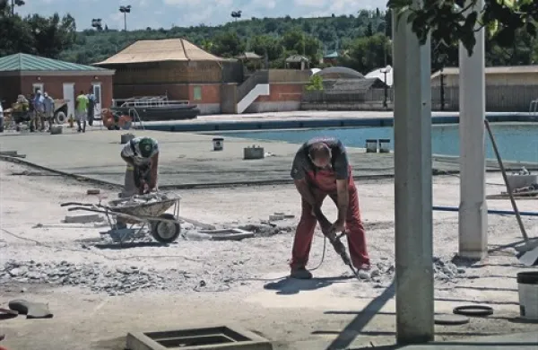 Obnova bazena na plaži pod Metropolom naj bi bila končana ko konca junija