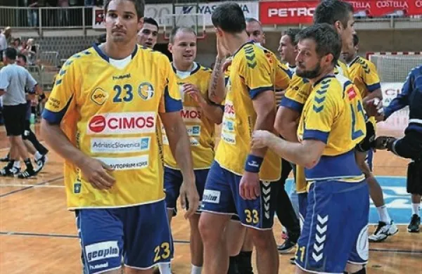 Rokometaši takorekoč že propadlega koprskega Cimosa so se v sodelovanju s Sindikatom Športnikov Slovenije odzvali na trditve tako imenovane skupine pooblaščencev kluba in razkrili svojo plat zgodbe