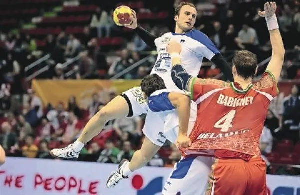 Uroš Zorman (z žogo) se tokrat proti beloruski reprezentanci ni naigral, vprašljiva pa je tudi njegova nadaljnja reprezentančna pot