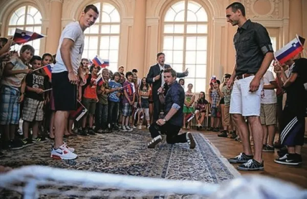Predsednik republike Borut Pahor je včeraj  v predsedniški palači v Ljubljani gostil učence Osnovne šole Kašelj, nogometna reprezentanta Tima Matavža in Valterja Birso ter radijskega in televizijskega voditelja Denisa Avdića