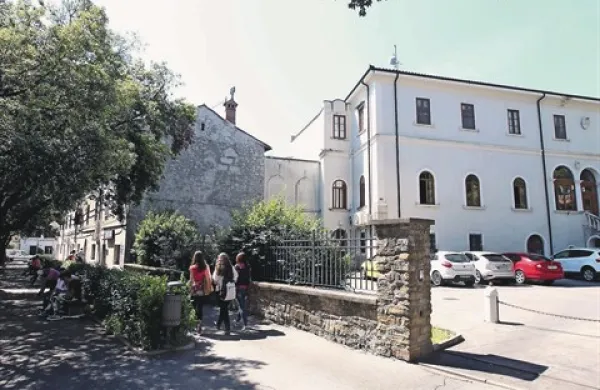 Koprska škofija je nedavno postala lastnica štirih nepremičnin v stavbnem kompleksu, ki se drži njenega sedeža