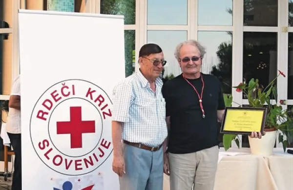 Predsednik izolskega območnega združenja Rdečega križa je Andreju Dernikoviču izročil posebno zahvalno listino