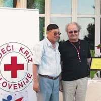 Predsednik izolskega območnega združenja Rdečega križa je Andreju Dernikoviču izročil posebno zahvalno listino