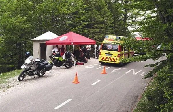 Pod Vršičem se je v nedeljo poškodoval nemški motorist