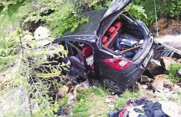 Avto z voznikom in sopotnikom se je ustavil 50 metrov pod cesto, v strugi potoka