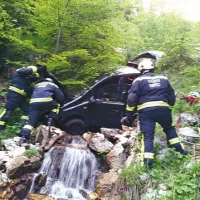 Gasilci so avto učvrstili z vrvmi, nato pa so ga dvignili na cesto