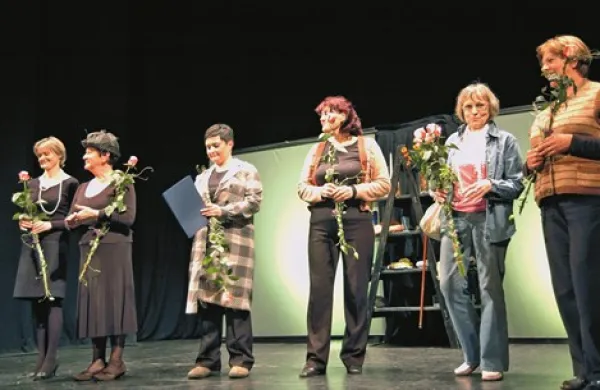 Nagrajenke s svojo režiserko (z leve): Silvestra Grižnik-Kačič, Branka Guštin, Bojana Furlan, Grozdana Švara, Minu Kjuder in Milena Colja
