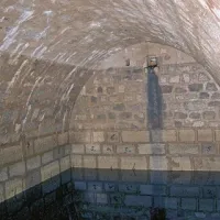Velban vodnjak  pod površjem Trga 28. avgusta, ki so ga v času izgradnje železnice postavili  na mestu kala, kamor se še danes steka veliko vode 
