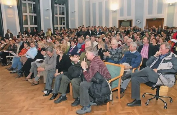 Polna dvorana mestnega sveta leta 2008, ko so meščani zahtevali rešitev problema SGP ... 