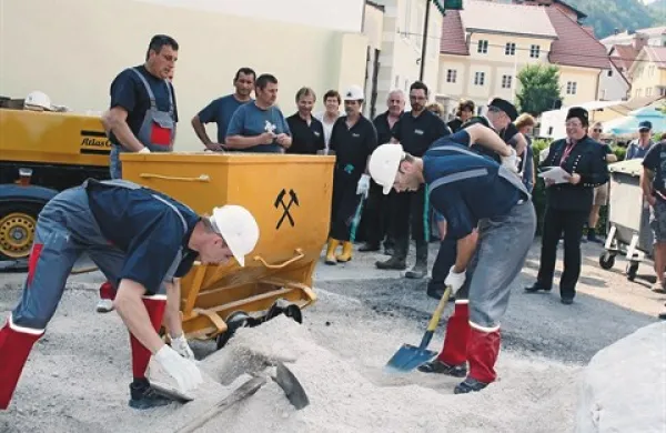 Njega dni je, kot v soboto, teklo od obrazov v podzemnih rovih