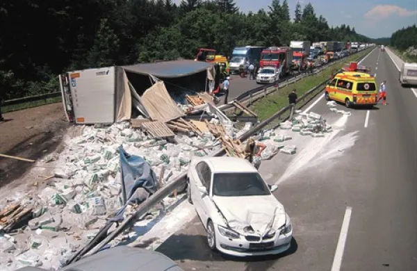Zaradi nesreče tovornjaka je bil včeraj več ur zaprt primorski del avtoceste med počivališčem  Lom in priključkom Unec, v smeri proti Kopru, proti Ljubljani pa je bil zaprt prehitevalni pas