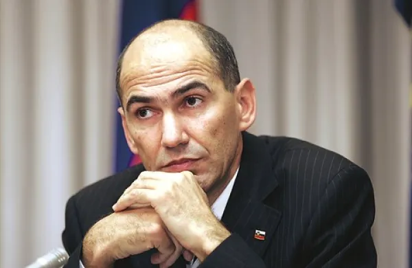 Po mnenju Vaska Simonitija iz zbora za republiko se bo omenjena sodba v zvezi z Janšo vpisala “v debelo knjigo sramote slovenskega pravosodja”