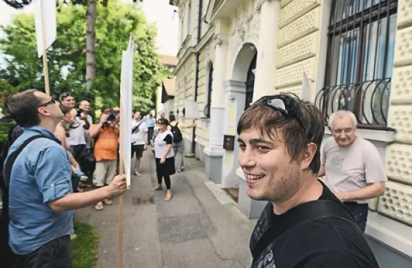 Slovenski novinarji so včeraj z mirnim protestom pred hišo Evropske komisije in grškim veleposlaništvom izrazili solidarnost z grškimi kolegi, ki jih je čez noč doletela odločitev tamkajšnje vlade o ukinitvi javne televizije. “Danes Grčija, jutri morda