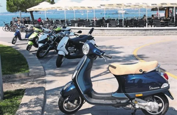 Skuterji so priljubljeno prevozno sredstvo, a prodajalci s prodajo niso zadovoljni; ne pada samo prodaja avtomobilov, tudi dvokolesniki so za marsikateri žep predragi