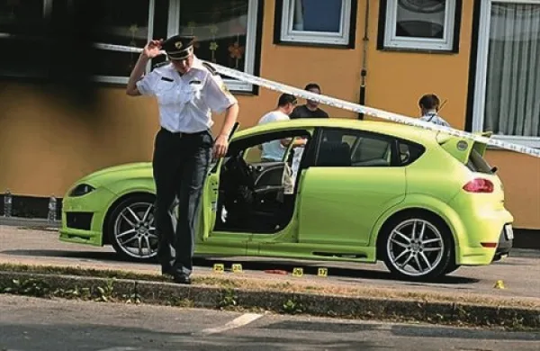 57-letni moški   je po uboju zakonske partnerice v avtomobilu ustrelil še sebe 