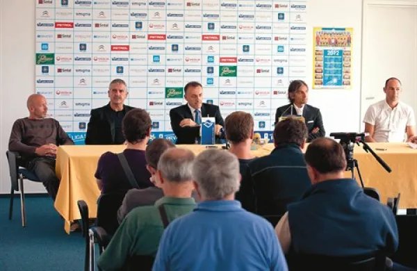 Valter Valenčič, Ante Guberac in Rodolfo Vanoli (v sredini) ostajajo na čelu   FC Luka Koper. Status Mladena Rudonje (levo) in Andreja Poljšaka (desno)    še ni dorečen.