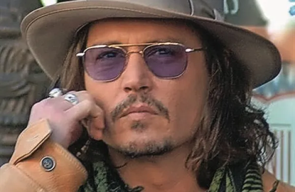 Ameriški igralec, 50-letni Johnny Depp je v pogovoru za britansko glasbeno revijo Rolling Stone razkril, da ne nosi spodnjic