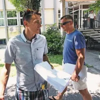 Janez Artič (levo) in nekdanji direktor SGP Gorica Miha Šegula sta s sodnije odkorakala očitno zelo poletno razpoložena 