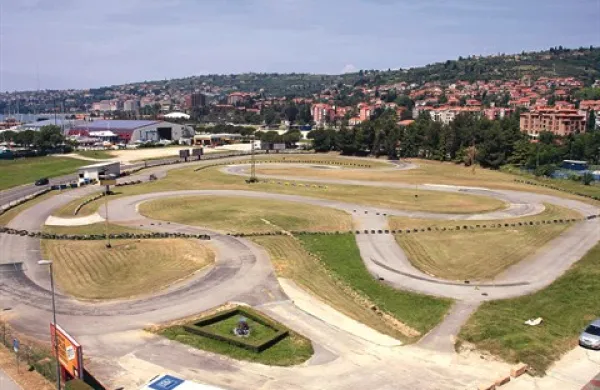 Ker so pogodbo o najemu podaljšali le z Marino ne pa tudi z občino, so stezo za karting skrajšali za približno 200 metrov