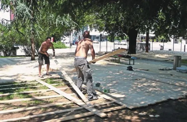 Del Poletja v centru bo spet pod krošnjami dreves ob spomeniku Francetu Bevku, kjer te dni postavljajo vse potrebno