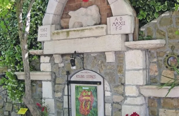  Ker je velik oboževalec skupine Rolling Stones, ji je  na svojem vrtu postavil kamnito obeležje