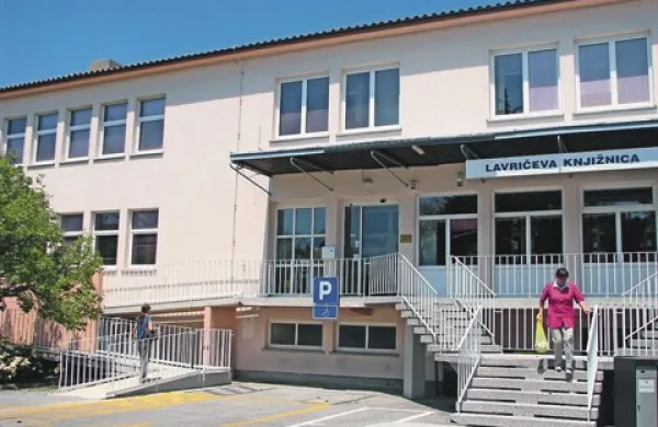 Invalidi lahko brez težav po klančini pridejo tudi v Lavričevo knjižnico 