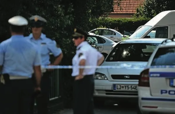 Mediji so poročali, da naj bi moški že prej večkrat nadlegoval umorjeno in da je posredovala tudi policija, po nekaterih informacijah celo v noči pred tragičnim dogodkom, česar pa policija v sredo še ni želela komentirati