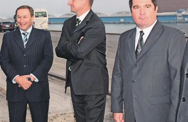 Tudi na sojenju nekdanjim članom uprave Luke Koper čakajo, da bo Boris Popovič ozdravel (na fotografiji med Aldom Babičem in Robertom Časarjem)