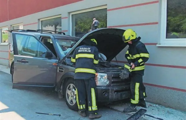 Zapeljala čez &scaron;karpo in pristala  na parkiri&scaron;ču