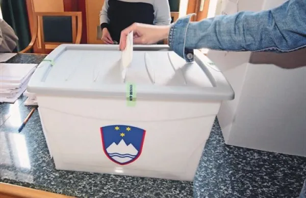 Poleg volilnih skrinjic bi volilne glasove zbirali tudi računalniki