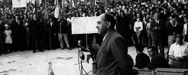 Branko Babič nagovarja množico v Izoli ob II. kongresu Komunistične partije STO