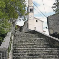 V zgodovinski Štanjel se letno poda  približno 16.000 obiskovalcev, kar bi lahko bila odlična turistična tržna niša, če bi jo občina le znala izkoristiti