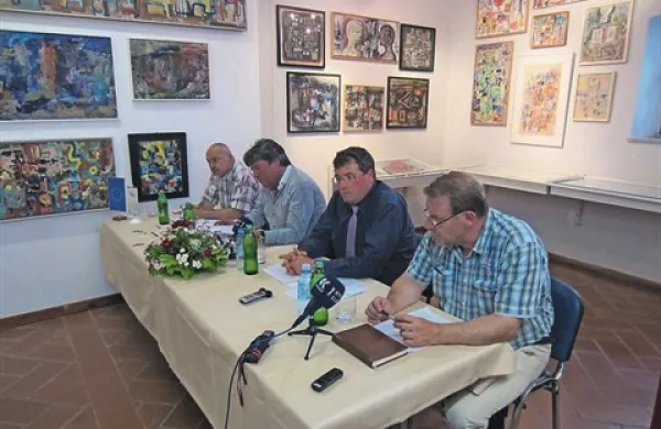 Včeraj so v Černigojevi galeriji v Lipici svoje mnenje o osnutku novega zakona o Kobilarni Lipica   posredovali (z leve): Bojan Kramar, Davorin Terčon, Boštjan Bizjak in Janez Rus   

